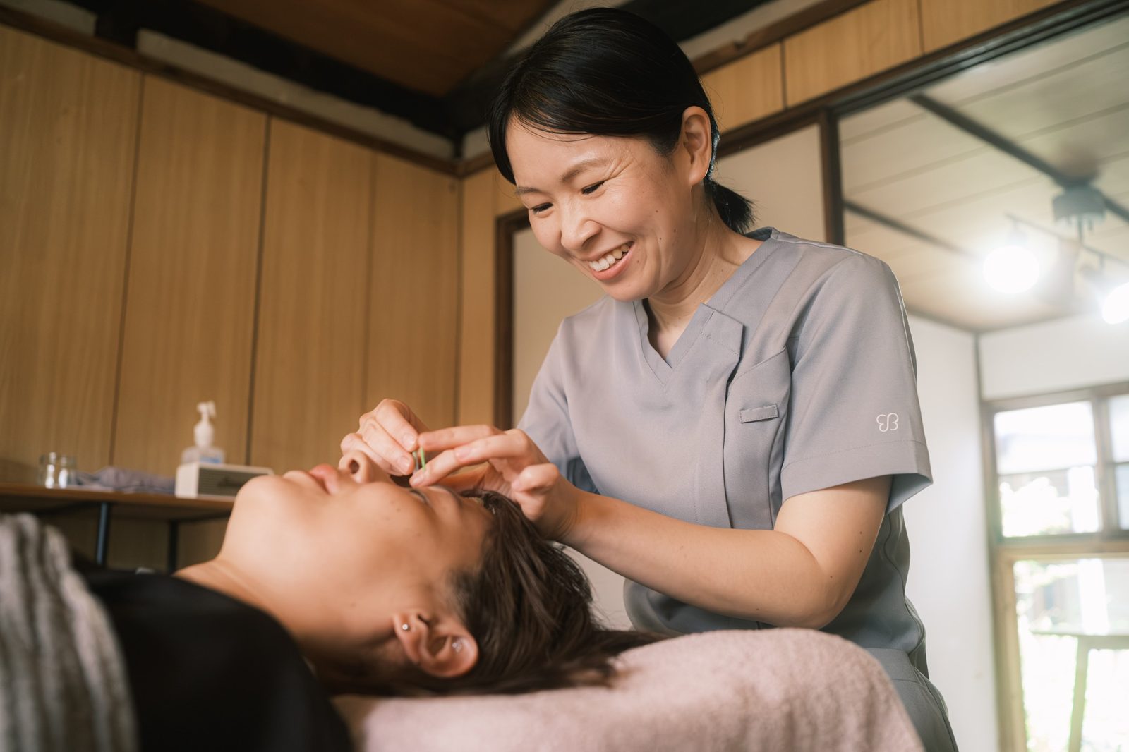 施術中の様子（松山市三津の女性専用鍼灸院）